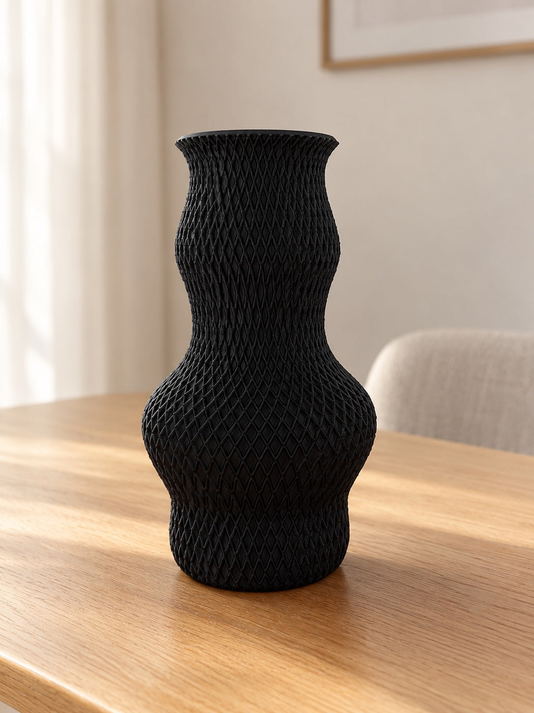 Schwarze Strukturvase Liora, 21 cm hoch, mit rautenförmigem Relief.