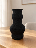 Schwarze Strukturvase Liora, 21 cm hoch, mit rautenförmigem Relief.